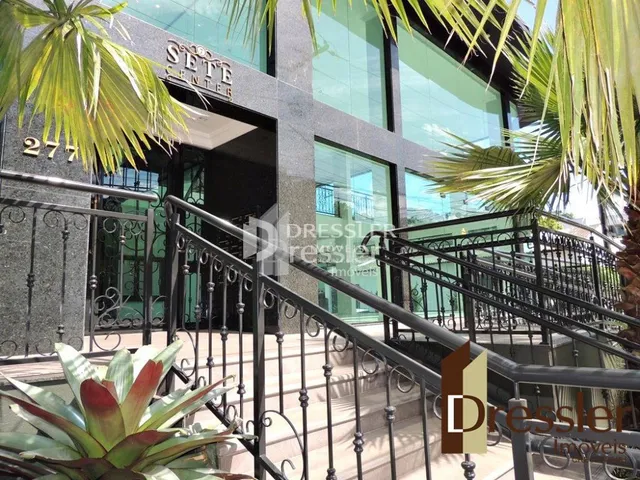 Fachada moderna de um imóvel em Lajeado, Brasil, com grandes janelas de vidro e grades de ferro.