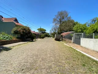 Vista externa de uma rua pavimentada em uma área residencial em Lajeado.