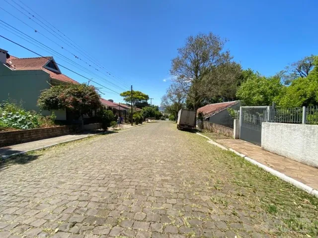 Vista externa de uma rua pavimentada em uma área residencial em Lajeado.