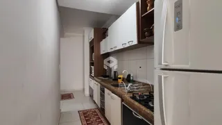 Vista interna da cozinha e corredor de uma propriedade em Lajeado.