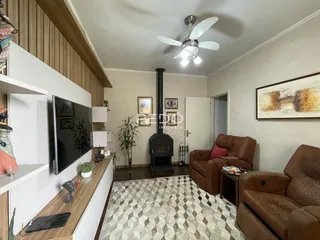 Sala de estar com sofá e lareira em um imóvel no Brasil.