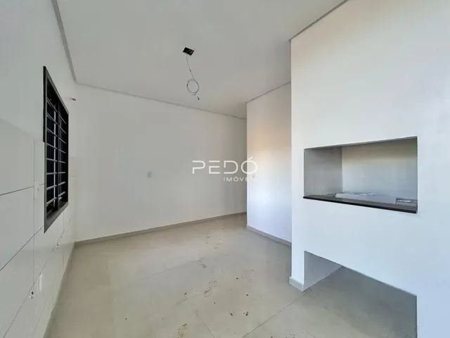 Ambiente interno de uma sala ampla e moderna em um imóvel.