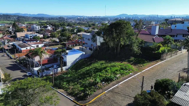 Vista aérea de uma área residencial com vegetação no primeiro plano em Lajeado.