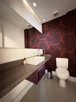 Vista de um banheiro com bancada e vaso sanitário em um imóvel no Brasil.