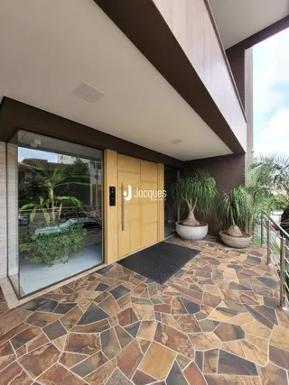 Área interna com piso de lajes de pedra e abertura para o exterior.