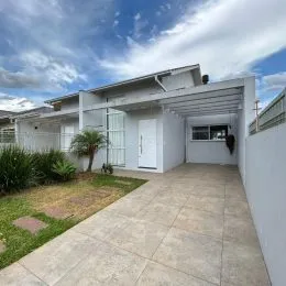 Fachada externa de uma casa branca em Lajeado, Brasil.