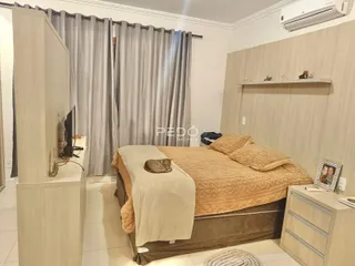 Quarto com cama e armário em um imóvel.