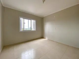 Uma sala de estar com piso de cerâmica e uma janela que oferece uma vista.