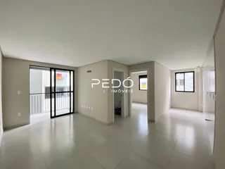 Vista interna de um ambiente claro com portas de vidro.