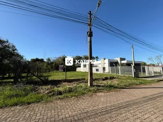Fachada de uma residência em Lajeado, Brasil, com gramado e cerca.