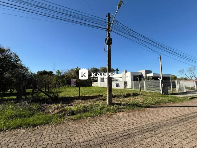 Fachada de uma residência em Lajeado, Brasil, com gramado e cerca.