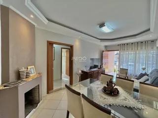 Sala de estar com lareira e área de jantar em um imóvel no Brasil.