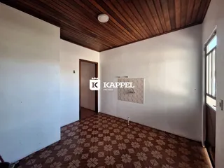 Hall de entrada com piso de cerâmica e forro de madeira.