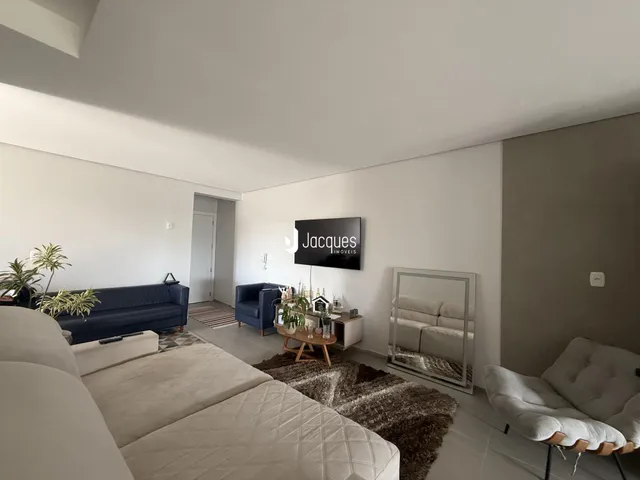 Sala de estar moderna com sofá e decoração em um imóvel no Brasil.