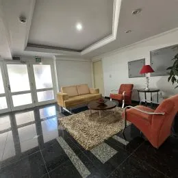 Uma sala de estar com sofá e piso escuro é visível na propriedade.