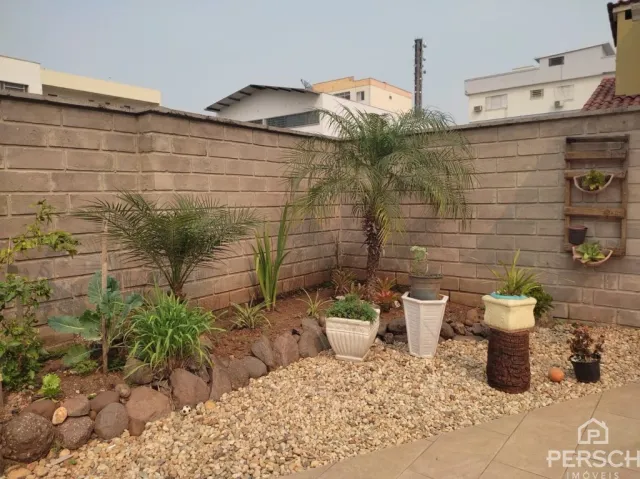 Parede de alvenaria com vegetação em um terreno residencial em Lajeado.