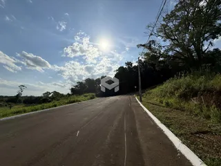 Vista da estrada em Lajeado, Brasil, com vegetação ao lado.