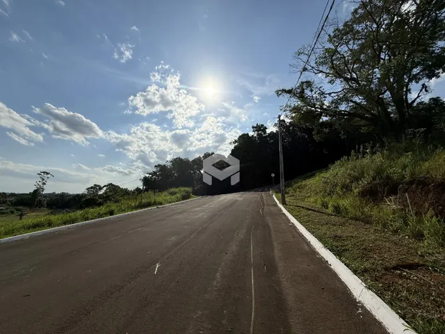 Vista da estrada em Lajeado, Brasil, com vegetação ao lado.