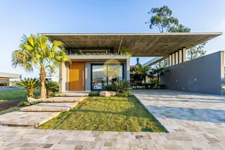 Casa com 4 dormitórios, foto 1