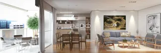 Sala de estar moderna com piso de madeira e grandes janelas.