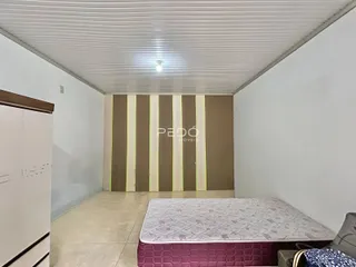 A foto exibe um quarto com cama e armário em um imóvel.