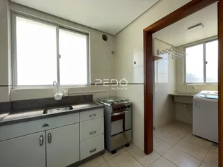 Vista da cozinha com bancada e pia em um imóvel no Brasil.