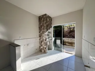 Interior de um ambiente com revestimento de azulejos brancos e coluna decorativa em Lajeado.