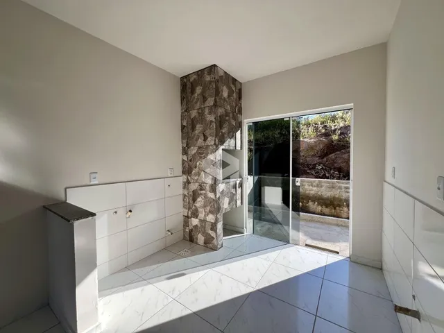 Interior de um ambiente com revestimento de azulejos brancos e coluna decorativa em Lajeado.