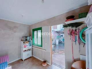 Hall de entrada com armário branco e radiador em imóvel no Brasil.