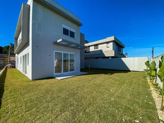 Fachada de uma residência moderna com jardim gramado em Lajeado, Brasil.