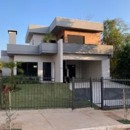 Fachada de uma casa moderna em Lajeado, Brasil.