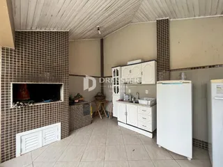 Interior de uma sala com piso de cerâmica e parede de ladrilhos.