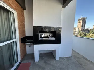 Vista da varanda de um imóvel em Lajeado, Brasil, com área gourmet externa.