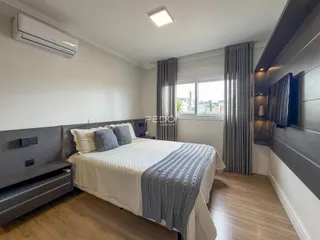 Quarto com cama e janela em um imóvel em Lajeado.