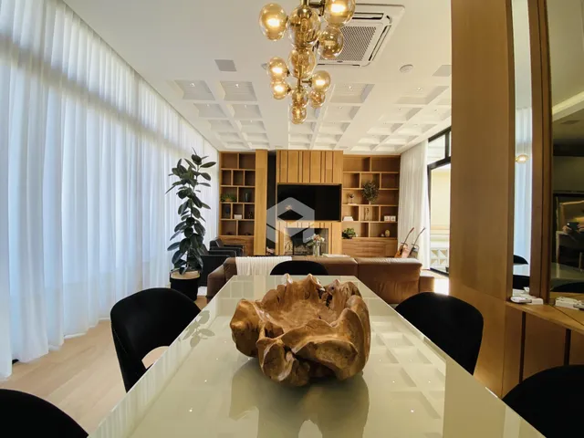 Sala de estar com grandes janelas e decoração moderna.