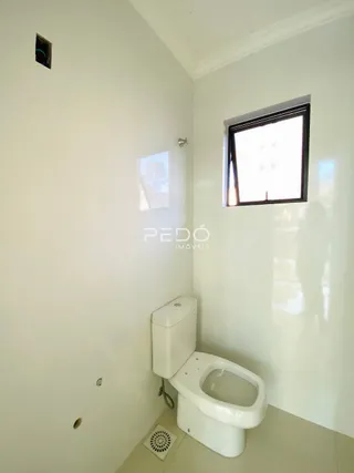Foto de um banheiro interno em uma residência.