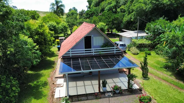 Foto da fachada de uma casa em Lajeado, Brasil, cercada por vegetação verde.