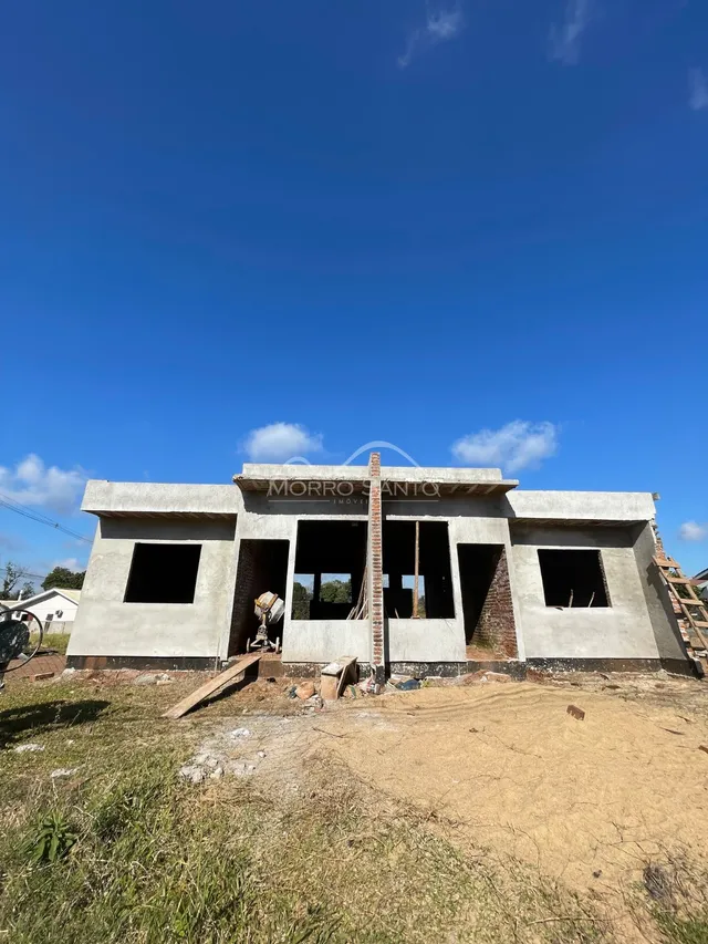 Fachada de uma casa em construção em Lajeado, Brasil, com estrutura de concreto exposta.