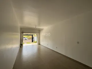 Corredor interno de uma residência com piso de cerâmica.