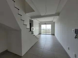 A foto mostra um corredor interno com escadaria e piso de cerâmica.