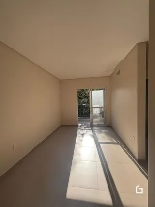 Vista interna de um ambiente com piso claro e paredes neutras.