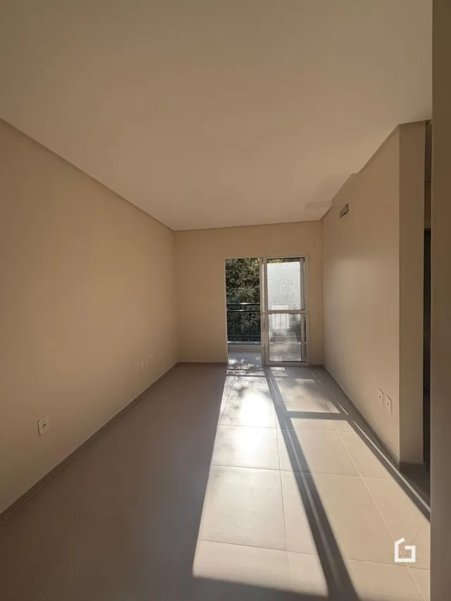 Vista interna de um ambiente com piso claro e paredes neutras.
