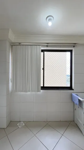 Foto de um ambiente interno com piso e paredes brancas.