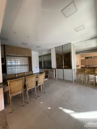 Foto de um ambiente interno com mesa e cadeiras de vime em um apartamento.