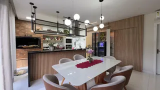 Ambiente moderno de sala de jantar e cozinha em um imóvel no Brasil.