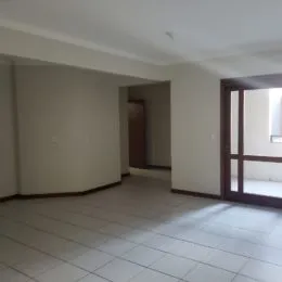 Hall de entrada com piso de cerâmica claro.