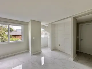 Sala de estar com piso de mármore claro e grande janela.