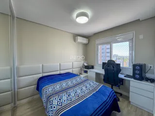 Quarto com cama e janela em um imóvel.
