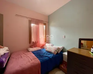 Quarto com cama e cortinas em uma sala de estar.