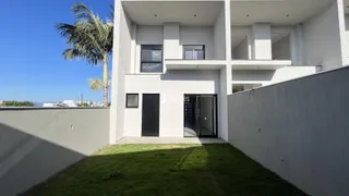 A fachada de uma residência branca em Lajeado, Brasil.